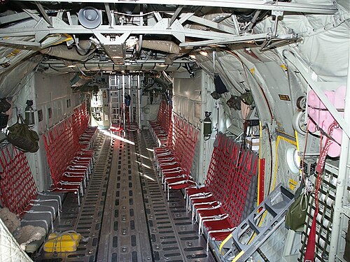 الجزء الداخلي من مقصورة شحن طائرة نقل عسكرية من طراز C-130 تابعة للقوات الجوية السويدية