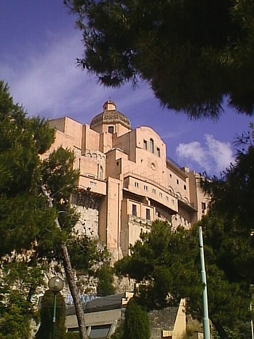 مقر أبرشية كالياري هو Cattedrale di Santa Maria e Santa Cecilia.