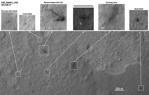 حقل حطام مركبة كيوريوسيتي، كما رصدته كاميرا HiRISE في 17 أغسطس 2012 - المظلة على بعد 615 مترًا (2018 قدمًا). (ثلاثي الأبعاد: المركبة والمظلة)
