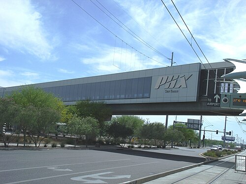 منظر خارجي للمحطة الرئيسية لقطار PHX Sky Train.