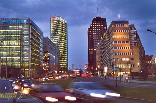 New Potsdamer Strasse باتجاه P. Platz (2007؛ برج باهن على اليسار، برج كولهوف rhs)