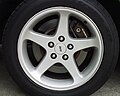 العجلة الفضية القياسية مقاس 17 × 8 بوصة لسيارة SVT Cobra موديل 1999 مع الفرامل القياسية.