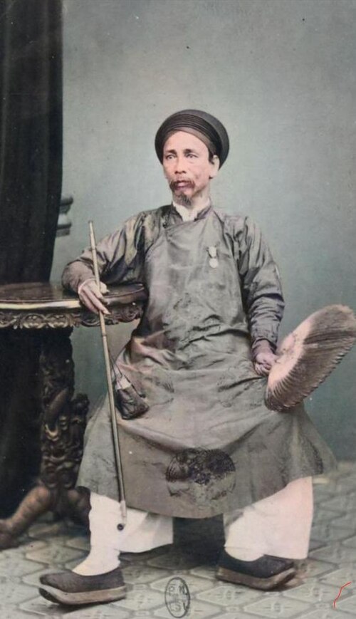 وقف أحد النبلاء الفيتناميين لالتقاط الصورة.