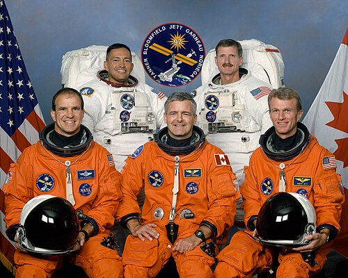 أفراد طاقم مهمة STS-97 عام 1999