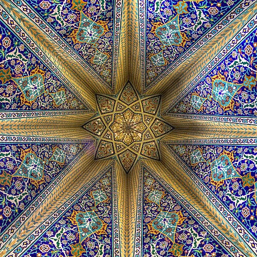داخل ضريح بابا طاهر