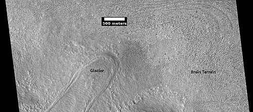 نهر جليدي محتمل محاط بتضاريس تشبه الدماغ، كما رصدته كاميرا HiRISE ضمن برنامج HiWish