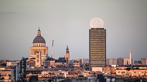 يقع برج زامانسكي في قلب حرم كلية العلوم والهندسة بجامعة السوربون