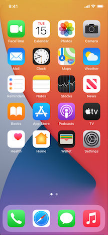 شاشة iOS 14 الرئيسية تعرض أدوات البطارية والطقس والأخبار الموضوعة بين أيقونات التطبيق