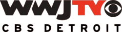 يُظهر الصف العلوي من النص عبارة "WWJ TV"، حيث كُتبت "WWJ" باللون الأسود و"TV" باللون الأحمر، مع شعار عين CBS بجوار حرف "V". أما الصف السفلي من النص فيُظهر عبارة "CBS Detroit" بحجم أصغر.