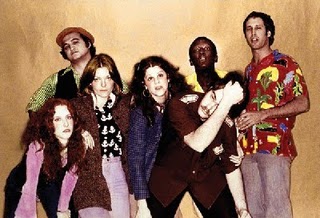 فريق عمل برنامج Saturday Night Live الأصلي يقف أمام الكاميرا