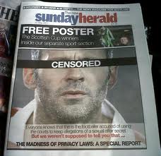 صورة مموهة لريان غيغز على صفحتها الأولى، مع كلمة "خاضع للرقابة" تغطي عينيه