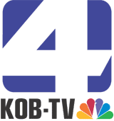 رقم 4 أبيض جريء داخل مستطيل أزرق مستدير، مع شعار طاووس NBC وعبارة "KOB-TV" أسفله
