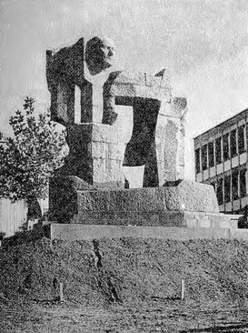 نصب أتاتورك والتعدين التذكاري (1971) في حديقة هيئة التعدين في أنقرة.