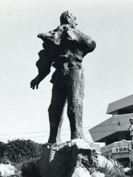 نصب برهانية أتاتورك التذكاري (1967) قبل إزالته.