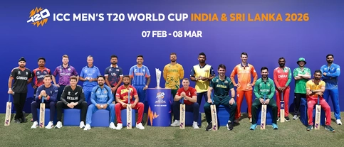 عشرون قائد فريق يتصورون مع كأس العالم للكريكت T20