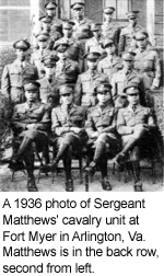 صورة التقطت عام 1936 لوحدة سلاح الفرسان التابعة للرقيب ماثيوز في فورت ماير في أرلينغتون، فيرجينيا. يظهر ماثيوز في الصف الخلفي، الثاني من اليسار.