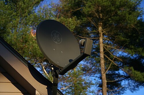 طبق استقبال فضائي من شركة جنرال إلكتريك لتلفزيون DirecTV الفضائي.