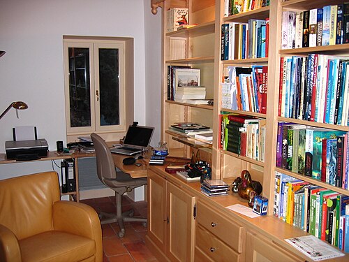 مثال على مكتبة خاصة حيث يمكن للمستخدم إعارة الكتب للآخرين.
