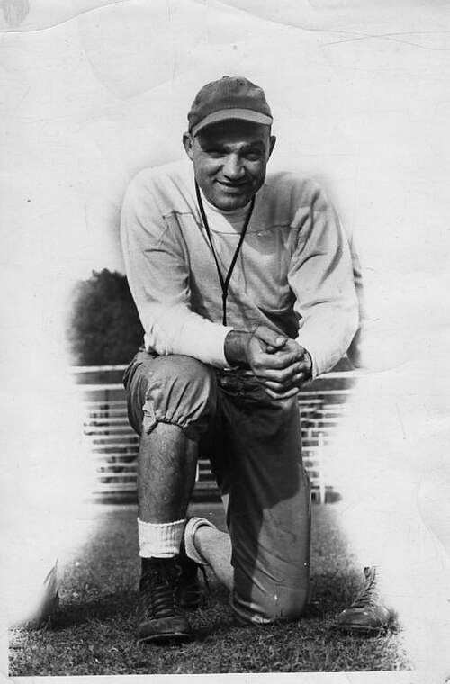 حوالي عام 1938، سيباستيان كلاعب ومدرب كرة قدم في دوري الدرجة الثانية