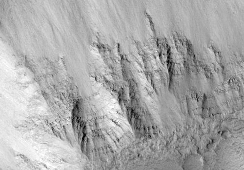 طبقات في إيكوس تشاسما كما رصدتها كاميرا HiRISE.