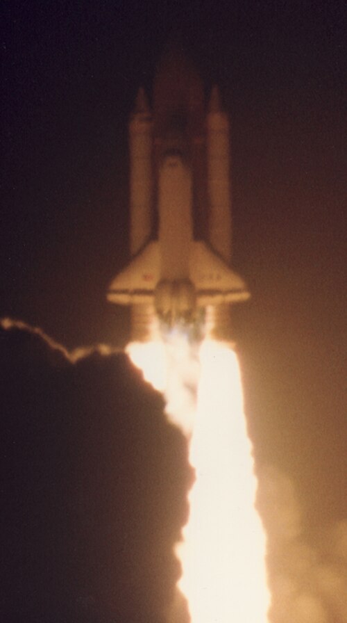 مكوك الفضاء كولومبيا، مهمة STS-35، من منطقة المشاهدة على الجسر. التقط جيمس إيجر الصورة بالعدسة الموضحة على يسار هذه الصفحة (سيلسترون 2023 مم f/10).