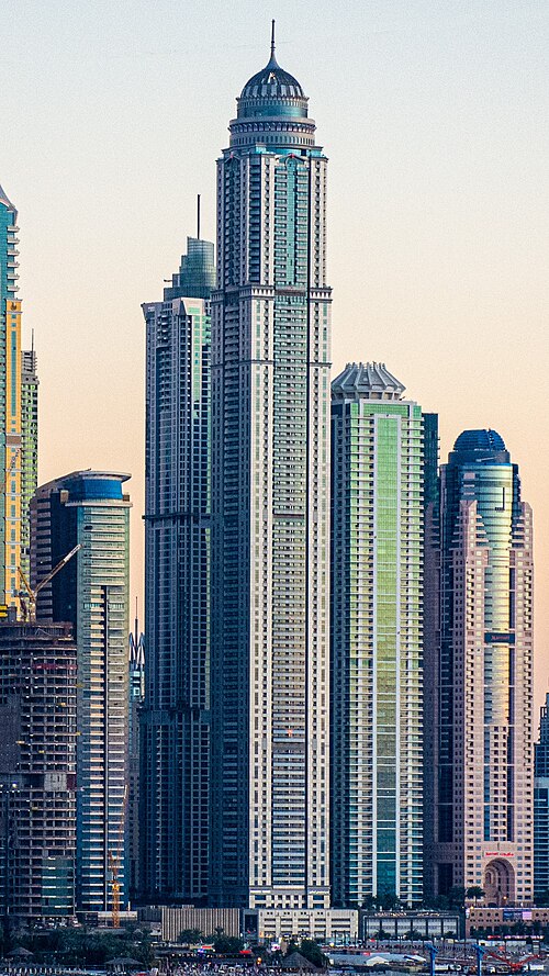 منظر وسط الأبراج الأخرى في منطقة مارينا