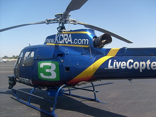 مروحية إخبارية مطلية بشعار KCRA، وعبارة "LiveCopter 3" على الذيل، وموقع KCRA.com الإلكتروني في الأعلى
