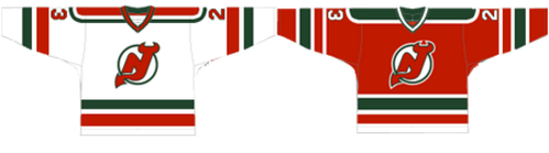 قميصان، الأيسر أبيض في الغالب، والأيمن أحمر في الغالب. كلاهما يتميز بخطوط حمراء وبيضاء وخضراء في الأسفل والأكمام والكتفين.