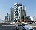 مباني على الجهة الشمالية لشارع حمد بن عبدالله في مدينة الفجيرة