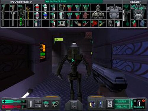 لقطة شاشة من داخل لعبة System Shock 2، تُظهر قوائم التفاعل. تظهر يد تحمل مسدسًا فضيًا بينما يشير مؤشر الفأرة إلى كائن آلي مجهول، وفي أعلى الشاشة تظهر عدة عناصر صغيرة مُرتبة كما لو كانت في المخزون.